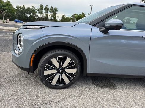 New 2025 Mitsubishi Outlander SE image 12