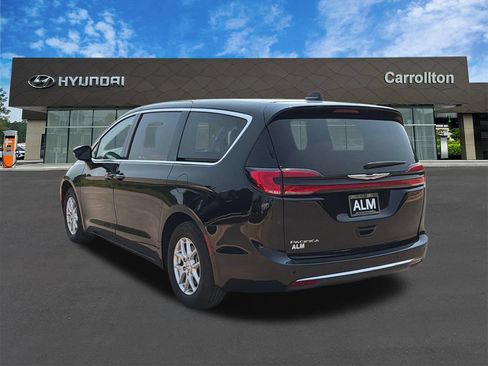 Used 2024 Chrysler Pacifica Touring-L FWD image 7