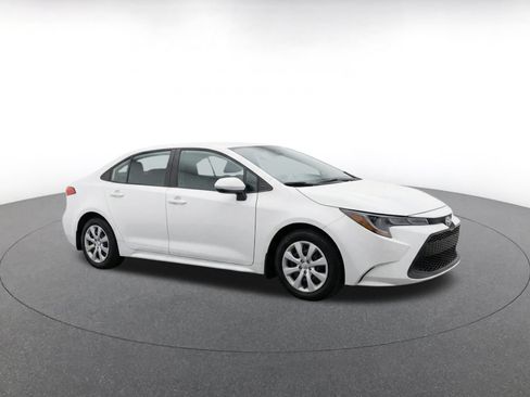 Used 2025 Toyota Corolla LE FWD image 2
