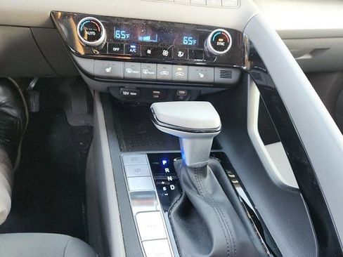 Used 2023 Hyundai Elantra SEL w/ Convenience Package image 16