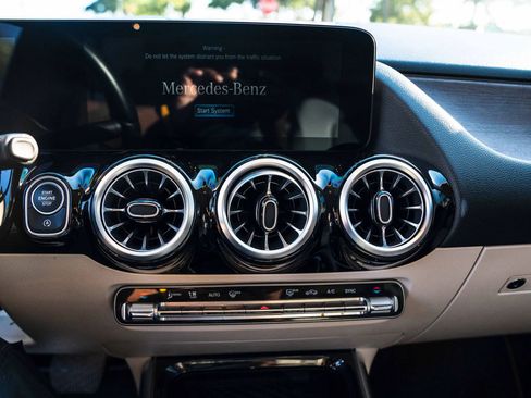 Used 2022 Mercedes-Benz GLA 250 4MATIC w/ Premium Package image 40