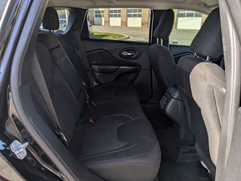 Used 2019 Jeep Cherokee Latitude w/ Popular Appearance Group FWD image 25