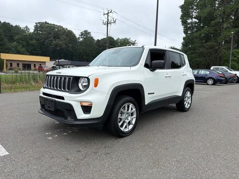 Used 2023 Jeep Renegade Latitude AWD/4WD image 2