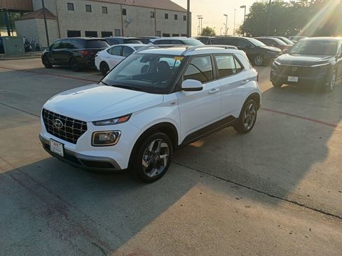 Used 2025 Hyundai Venue SEL image 1