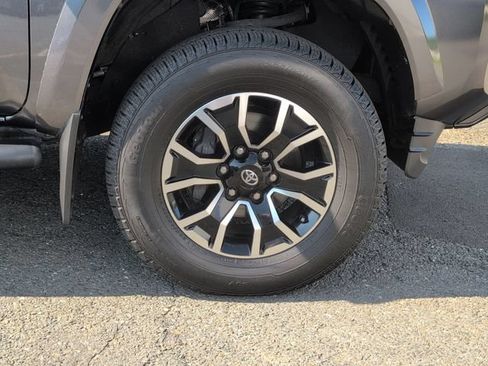 Used 2022 Toyota Tacoma TRD Sport AWD/4WD image 23