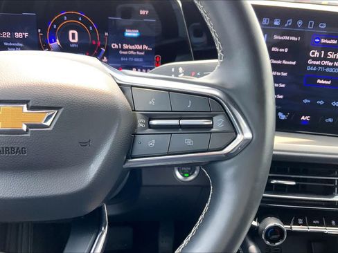 Used 2025 Chevrolet Traverse LT FWD image 24