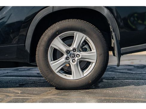 Used 2023 Toyota Highlander LE image 5