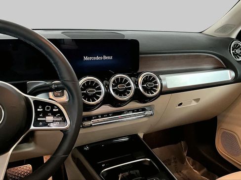 Used 2023 Mercedes-Benz GLB 250 4MATIC image 7
