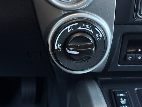 Used 2017 Nissan Titan SL AWD/4WD image 30