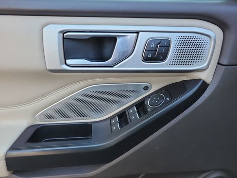 Used 2020 Ford Explorer Platinum w/ Premium Technology Package image 12