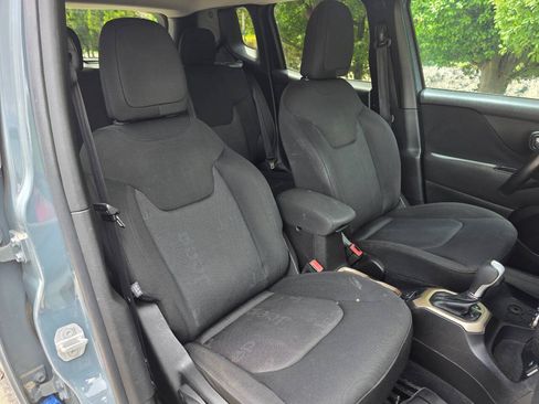 Used 2017 Jeep Renegade Latitude FWD image 29