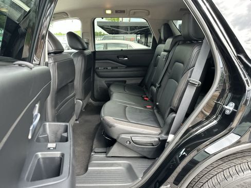 Used 2025 Nissan Pathfinder SL AWD/4WD image 4