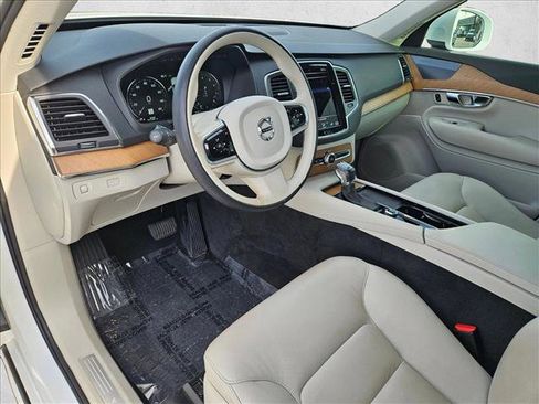 Used 2022 Volvo XC90 T6 Momentum w/ Climate Package image 10