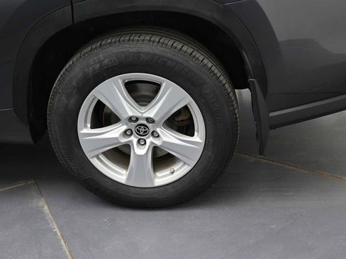 Used 2024 Toyota Highlander LE AWD/4WD image 5