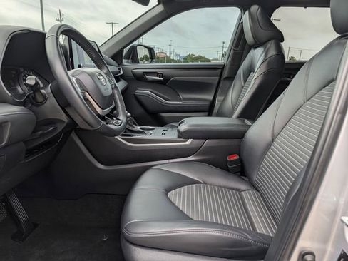 Used 2023 Toyota Highlander XSE FWD image 28