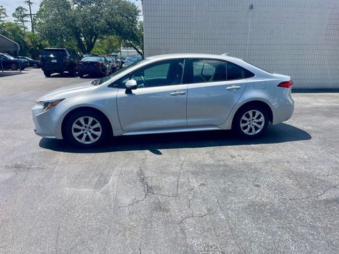 Used 2025 Toyota Corolla LE FWD image 2