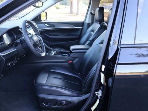 Used 2023 Jeep Grand Cherokee Limited w/ Black Appearance Package AWD/4WD image 19