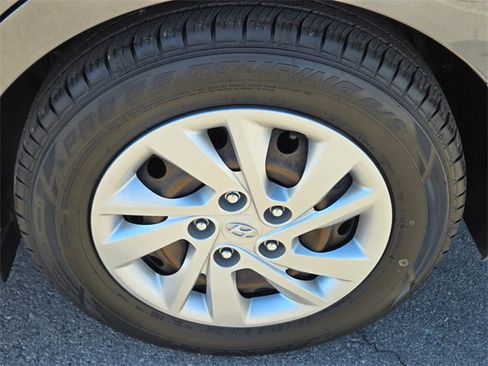 Used 2019 Hyundai Elantra SE image 11