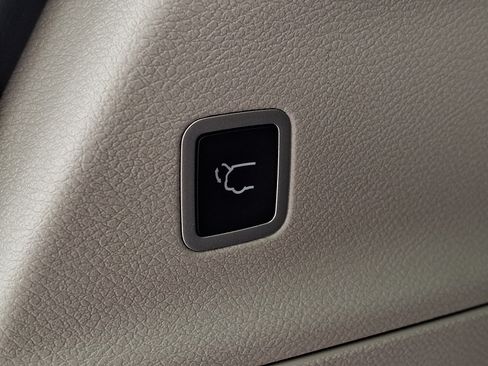 Used 2023 Chrysler Pacifica Limited FWD image 33