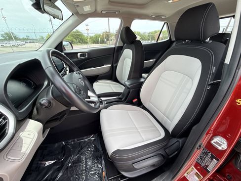Used 2024 Hyundai Venue SEL FWD image 13
