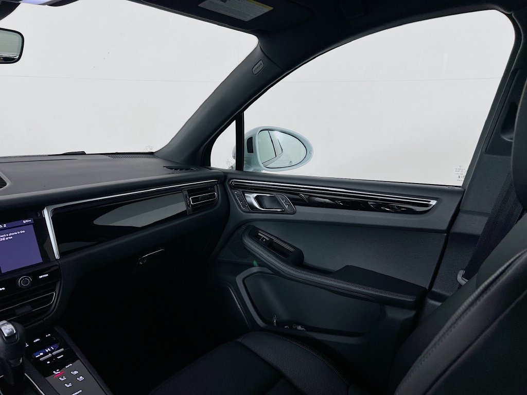 Certified 2026 Porsche Macan AWD/4WD image 26