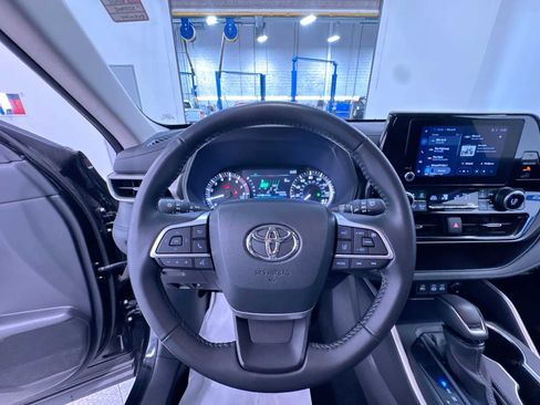 Used 2025 Toyota Highlander LE FWD image 15