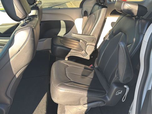 Used 2024 Chrysler Pacifica Touring-L FWD image 12