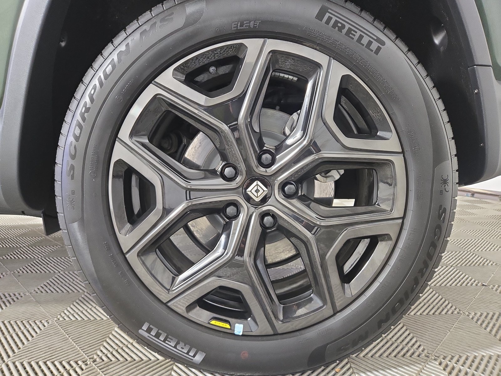 Used 2025 Rivian R1S Adventure Dual AWD/4WD image 10