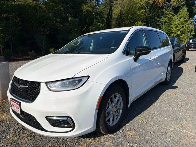 Used 2024 Chrysler Pacifica Touring-L FWD image 1