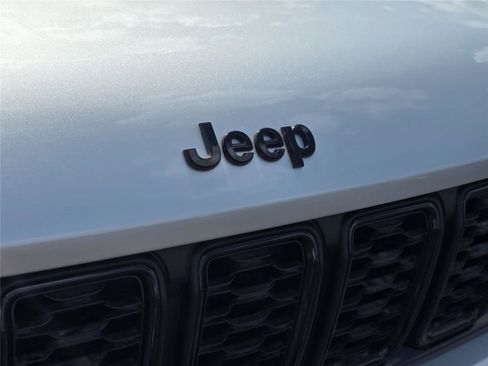 New 2025 Jeep Grand Cherokee L Altitude image 36