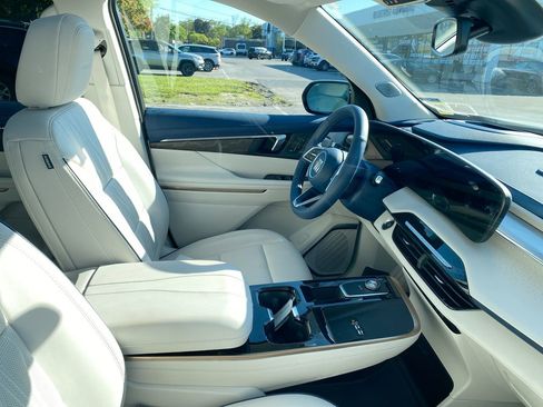 Used 2025 Buick Enclave Avenir w/ LPO, Floor Liner Package AWD/4WD image 4