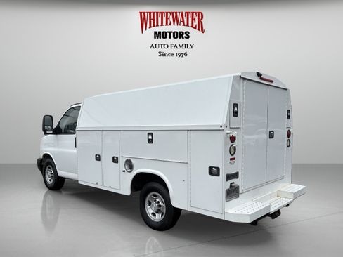 Used 2017 Chevrolet Express 3500 RWD image 2
