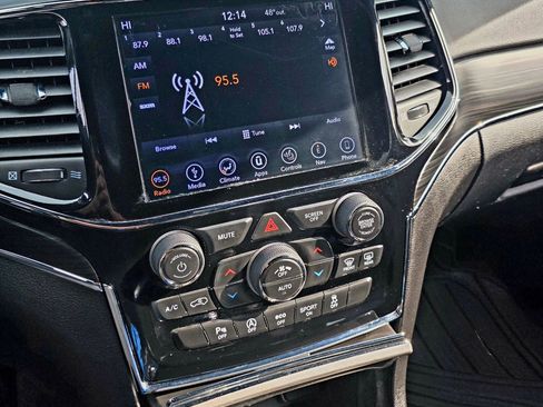 Used 2019 Jeep Grand Cherokee Limited image 16