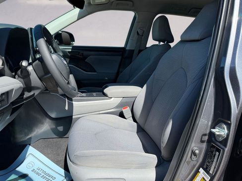 Used 2023 Toyota Highlander LE image 9