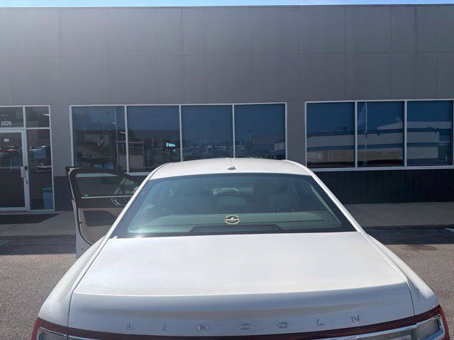 Used 2017 Lincoln Continental Premiere FWD image 4