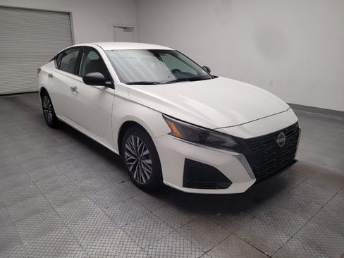 Used 2025 Nissan Altima 2.5 SV FWD image 13