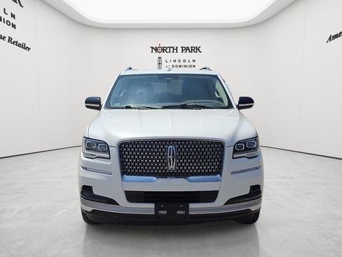 Used 2022 Lincoln Navigator Reserve AWD/4WD image 2