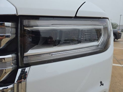 Used 2023 GMC Acadia SLE w/ Driver Convenience Package FWD image 9