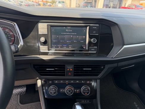 Used 2020 Volkswagen Jetta SE FWD image 32