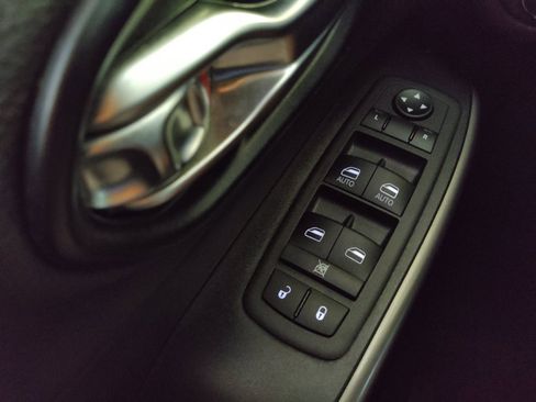 Used 2020 Jeep Cherokee Limited FWD image 27
