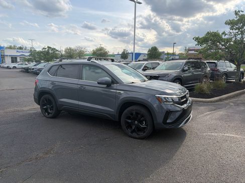 Used 2022 Volkswagen Taos SE w/ Panoramic Sunroof Package image 15