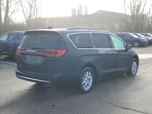 Used 2022 Chrysler Pacifica Touring-L image 4