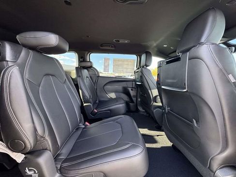 New 2026 Chrysler Pacifica Select FWD image 18