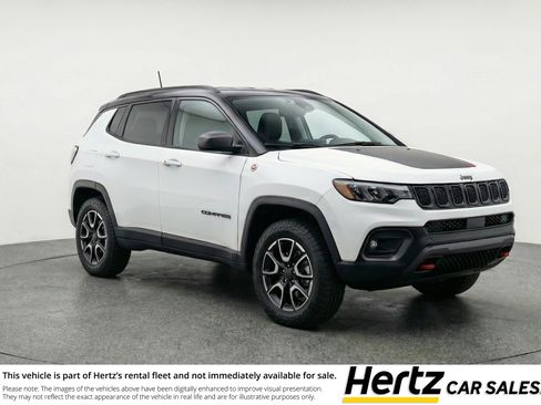 Used 2025 Jeep Compass Trailhawk image 1