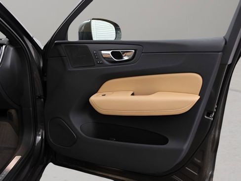 Used 2019 Volvo XC60 T5 Momentum w/ Multimedia Package image 31