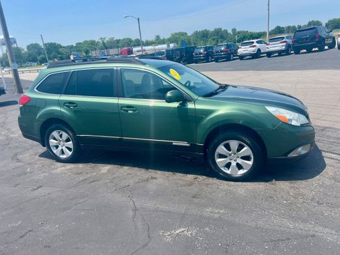 Used 2011 Subaru Outback 2.5i Premium w/ All-Weather Pkg AWD/4WD image 4