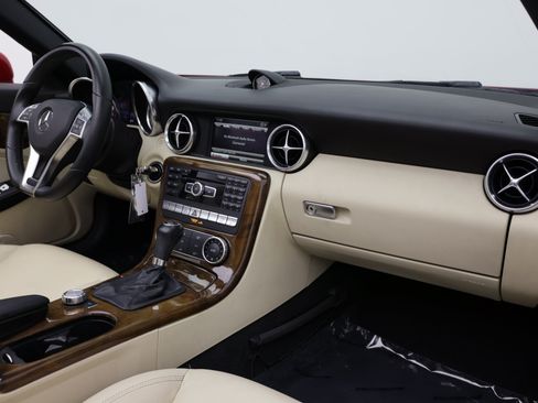 Used 2015 Mercedes-Benz SLK 250 image 32