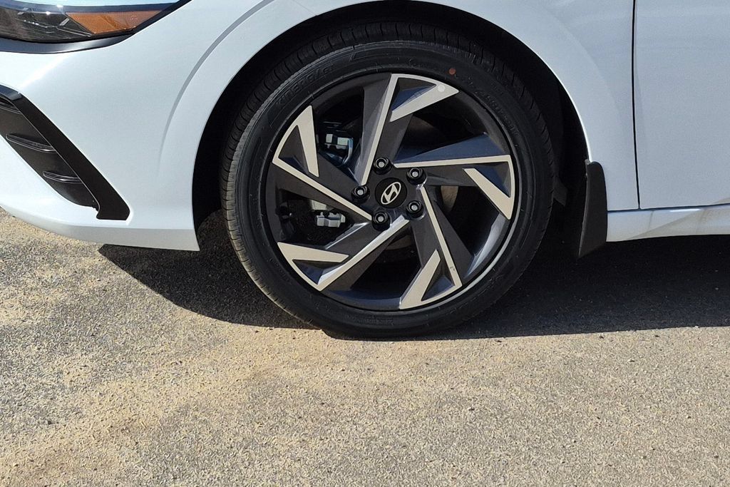 New 2026 Hyundai Elantra Limited FWD image 11