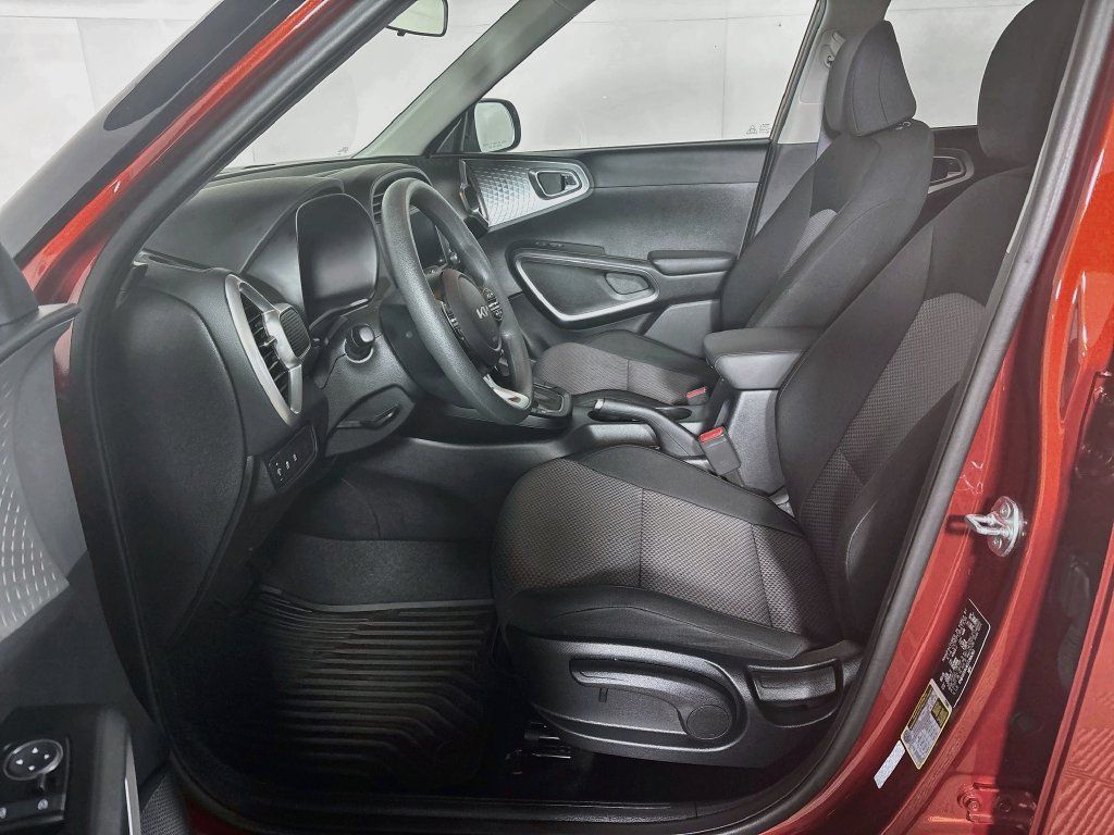 Used 2025 Kia Soul LX FWD image 11