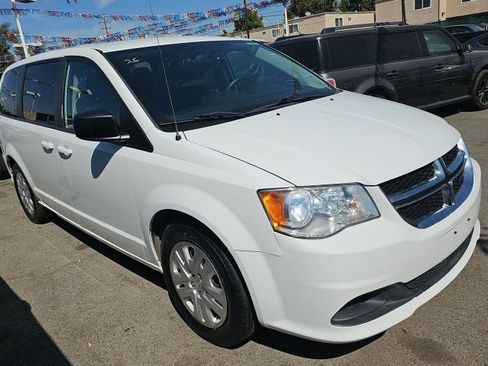 Used 2018 Dodge Grand Caravan SE w/ UConnect Hands-Free Group FWD image 4